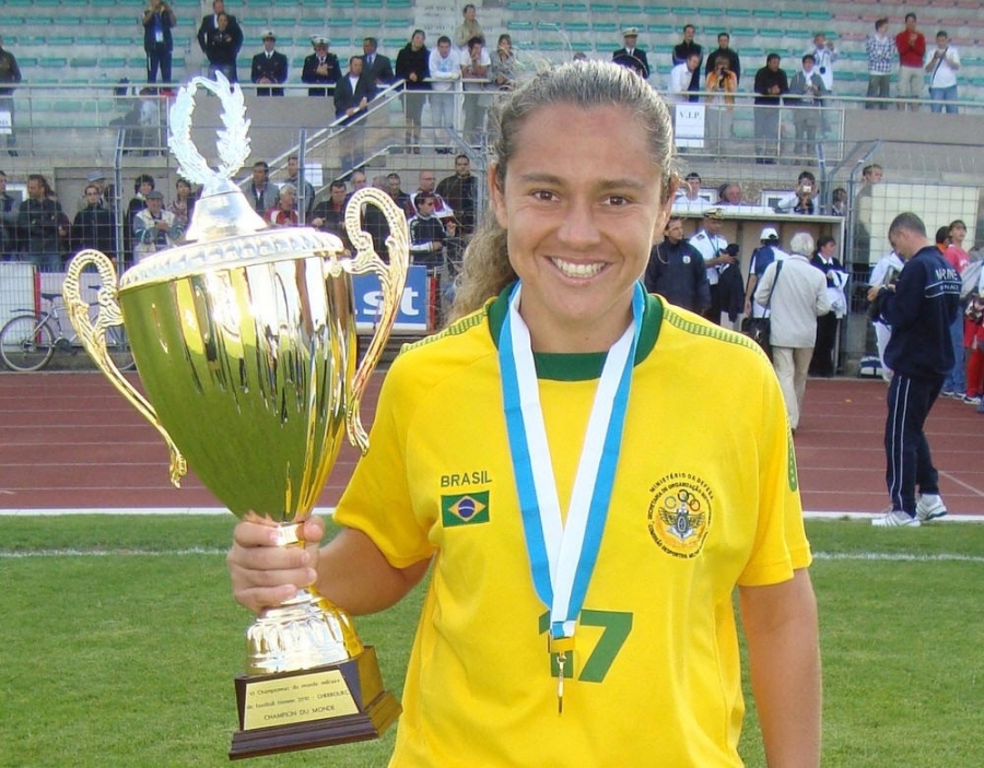 Ex-jogadora da seleção brasileira participa de jogo festivo da mulheres  em Santa Cruz de Minas