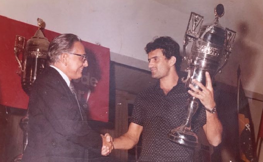 C.R. Direto do ZAPZAP: Capitão "verde" Campeão da Copa do MUNDO da Várzea!